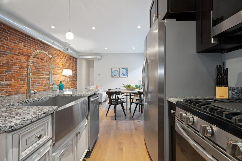 Lofts At Walnut: 1br Fast Wi-fi Apartment